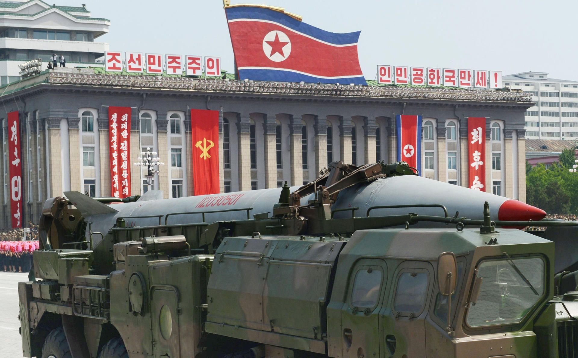 Eine ballistische Rakete des Typs «Scud» wird 2013 während einer Militärparade in Pjöngjang, Nordkorea, präsentiert. (Archivbild)