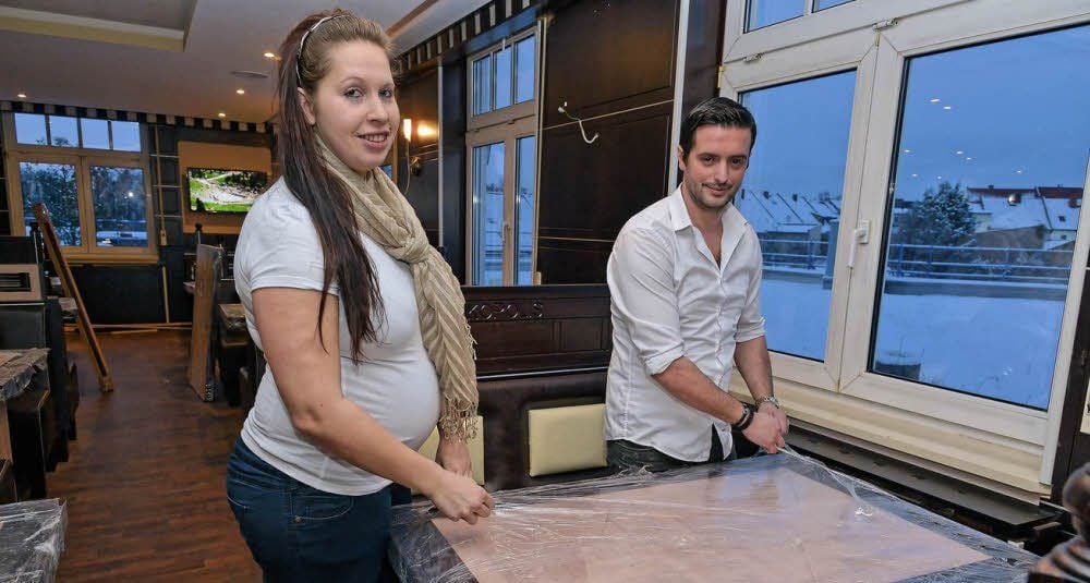 Katrin Pahnke und Christou Dimitrios in ihren neuen, noch nicht ganz fertigen Gasträumen. Ein halbes Jahr nach dem Brand wollen die beiden wieder beruflich durchstarten.