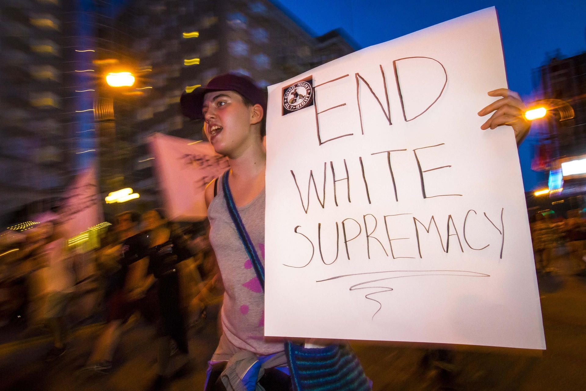Ein Demonstrant in Atlanta geht gegen Rassismus auf die Straße.