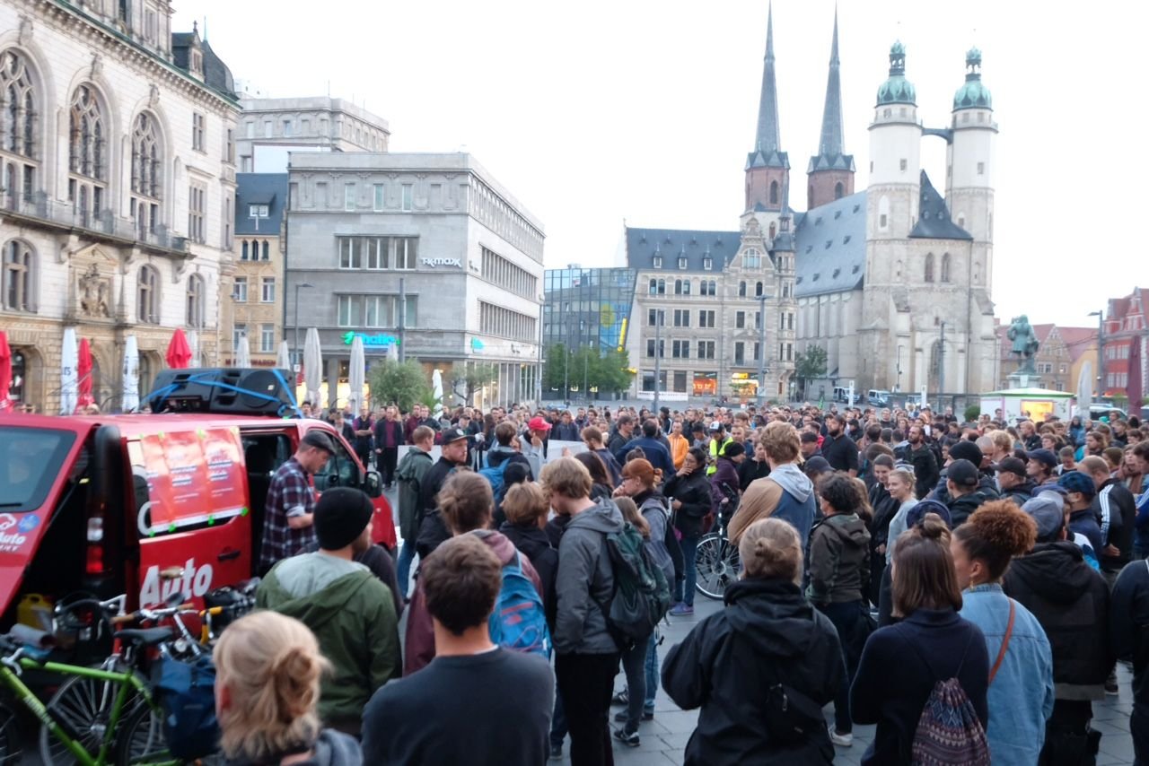 Die Gruppe "NSU-Komplex auflösen. Halle" hat am Mittwochabend zu einer Demonstration in der Innenstadt von Halle (Saale) aufgerufen.