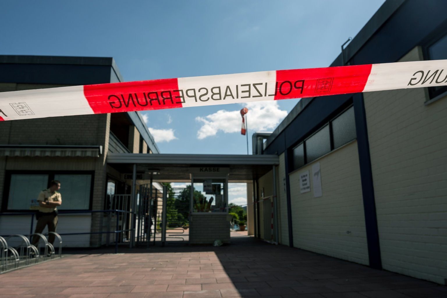 Ein Polizeiabsperrband am 26. Juli 2015 vor dem Freibad in Kulmbach (Bayern). Am frühen Sonntagmorgen waren dort die leblosen Körper von zwei jungen Männern im leeren Sprungbecken entdeckt worden.