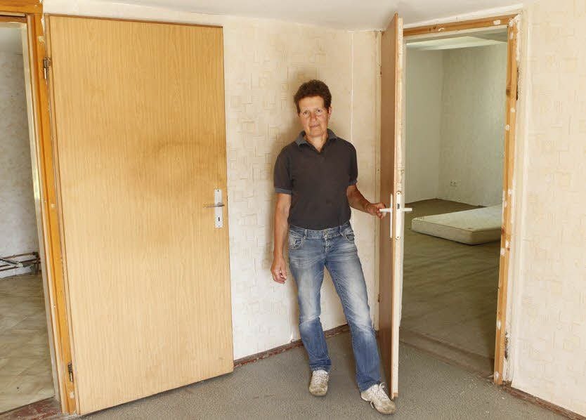 Benedikta Weitzel zeigt die Wohnung, die sie zur Verfügung stellen wollen.
