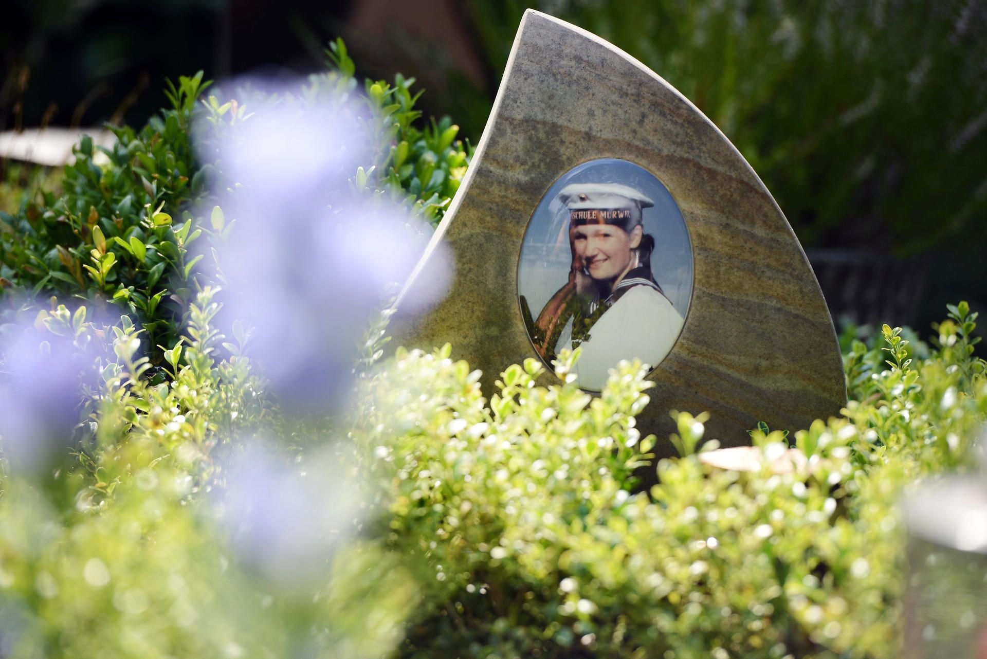 Ein Foto der auf der Gorch Fock ums Leben gekommenen Soldatin Jenny Böken ist auf ihrem Grab auf dem Friedhof von Geilenkirchen-Teveren (Nordrhein-Westfalen) zu sehen.