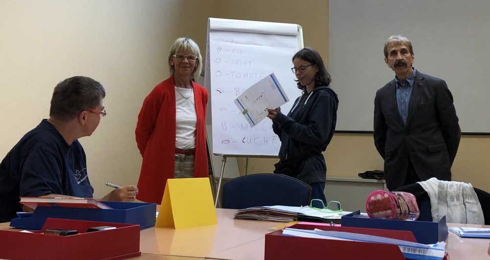 Susanne (2.v.l.) und Dieter Lemke (r.) von der gleichnamigen Stiftung unterstützen das Bildungsangebot bei der Heilpädagogischen Hilfe Querfurt.