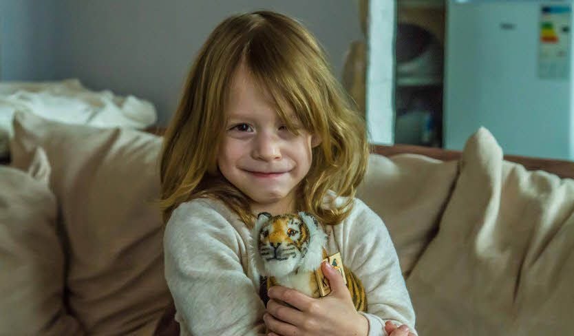 Lilly-Melody mit ihrem Kuscheltiger