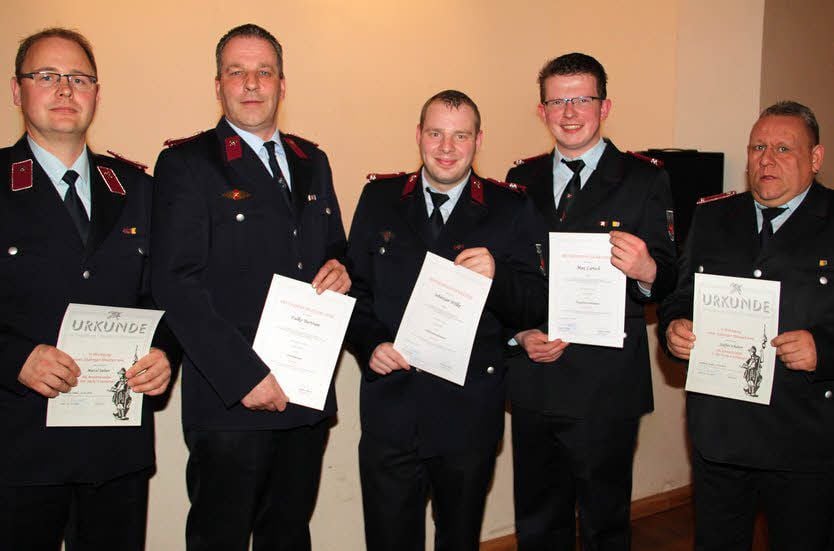 Die Bernburger Feuerwehrleute Marcel Siebert (von links) Falko Bertram, Sebastian Woelke, Max Larisch und Steffen Schubert wurden in Gröna für ihr jahrzehntelanges Engagement geehrt oder befördert.