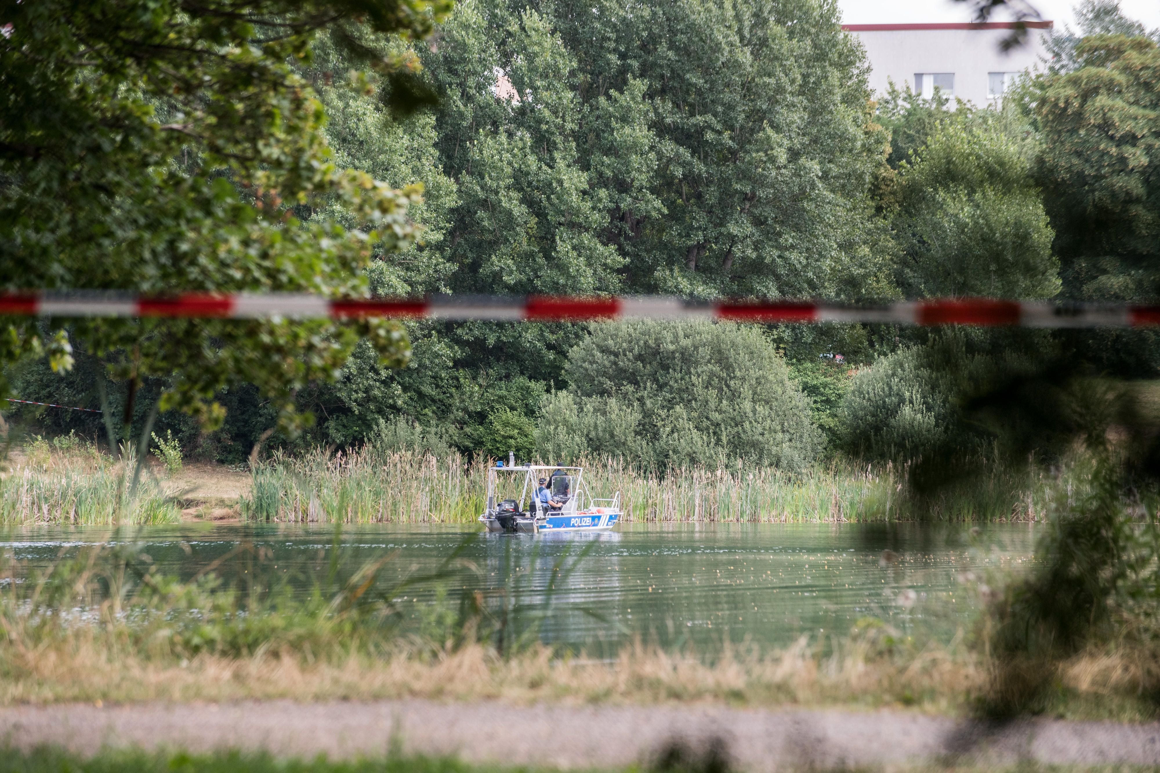 Die Polizei sucht im Baggersee weiter nach den fehlenden Körperteilen der beiden Leichen.