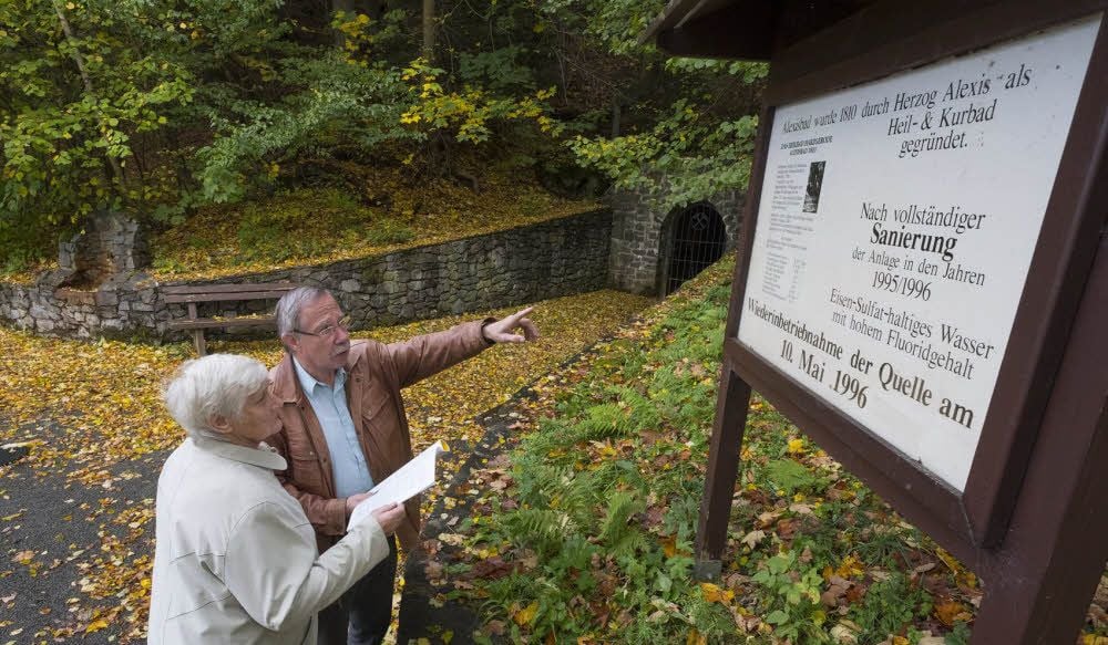 Sigrid Elstermann und Horst Schöne aus Alexisbad wünschen sich, dass der Selkebrunnen wieder zu Leben erwacht und Gäste in den Ort lockt.