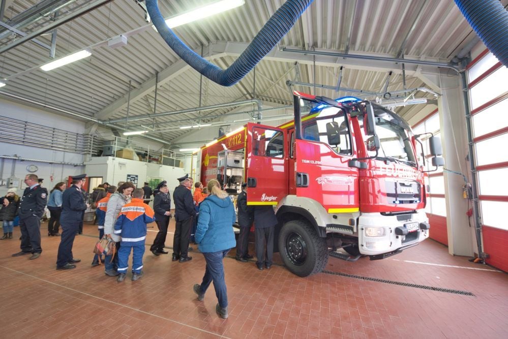 Der neue Gerätewagen der Harzgeröder Feuerwehr wurde von allen Seiten begutachtet.