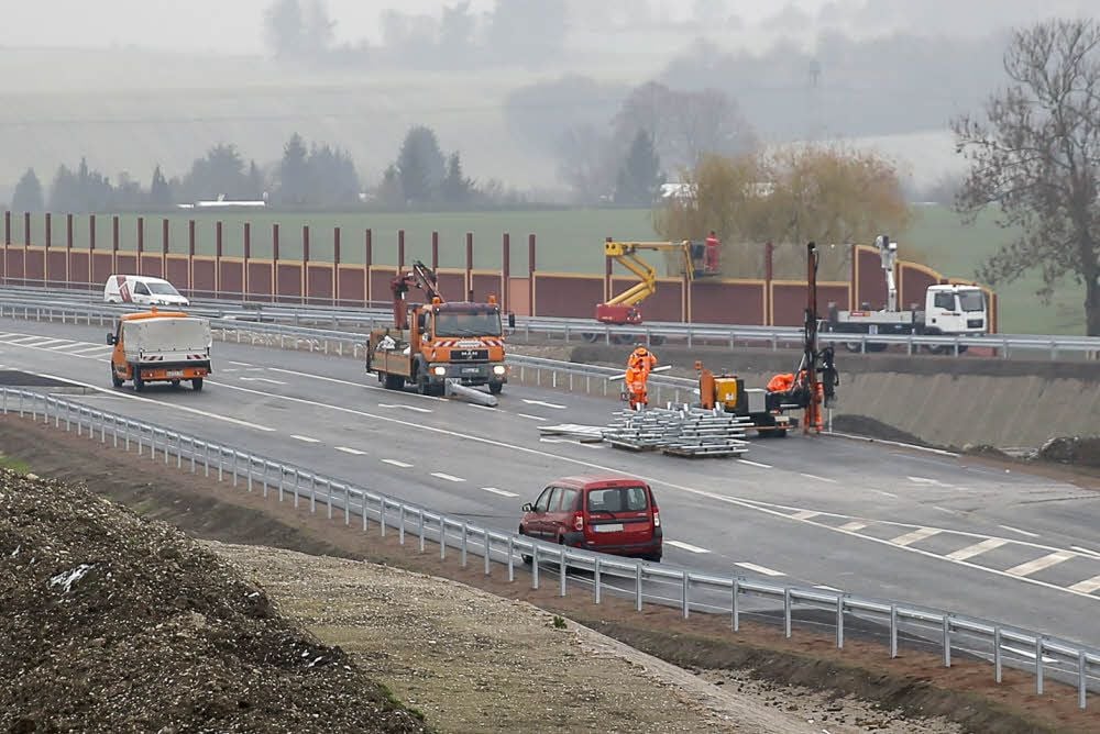 Trotzen der Kälte: Bauarbeiter an der Ortsumfahrung Harsleben/Halberstadt.