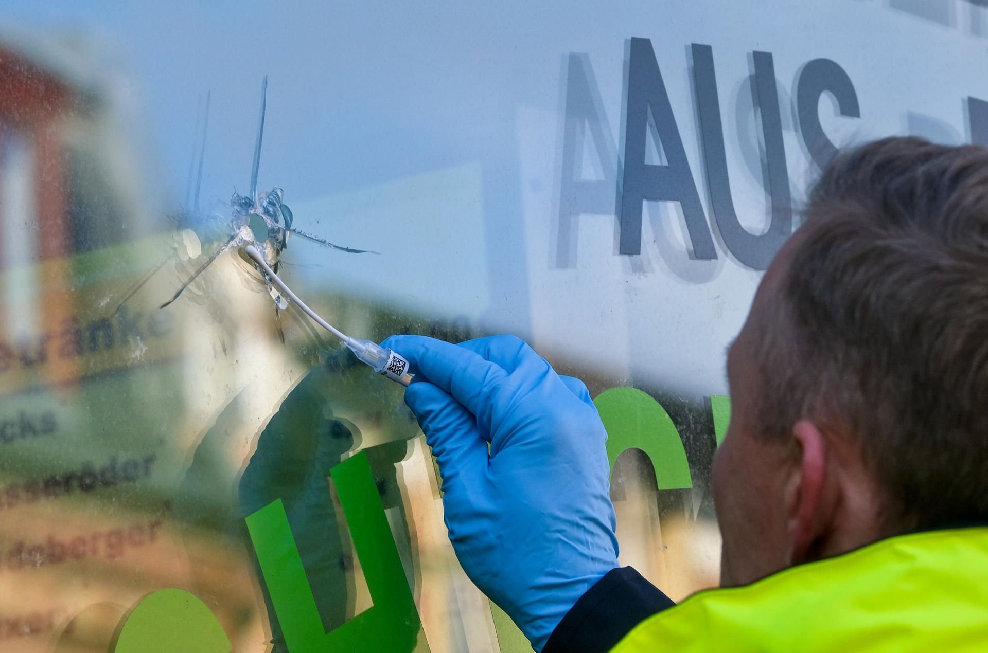 Die Spurensicherung der Polizei ermittelt wegen dem Einschussloch am Fenster des Kiezdöners in der LuWu.