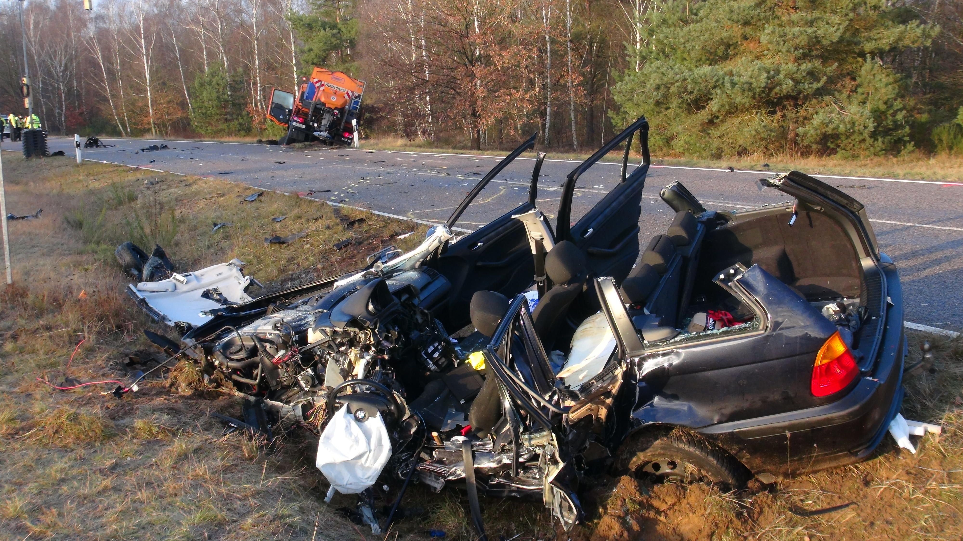 Für den Fahrer dieses BMW kam jede Hilfe zu spät.