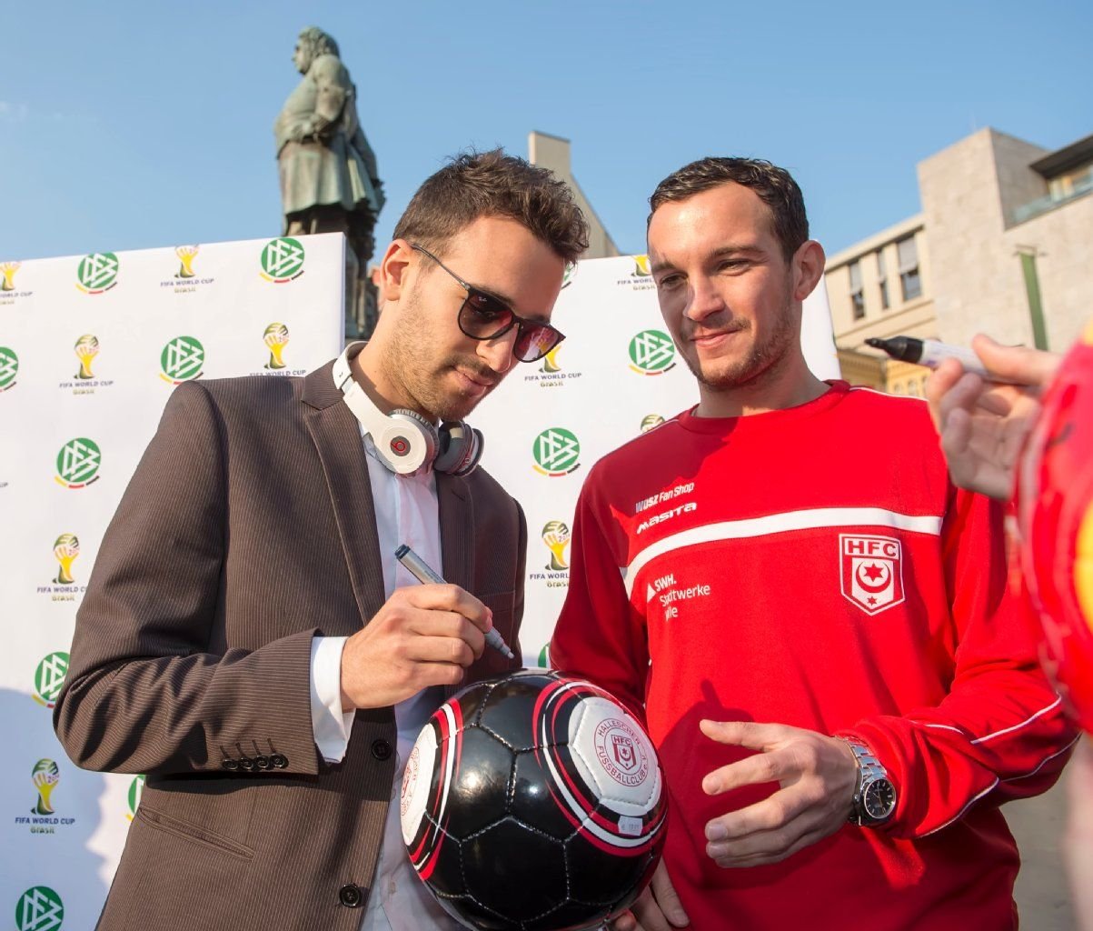 Auch auf einem Ball unterschrieb der Doppelgänger vom spanischen Fußball-Star Fabregas.