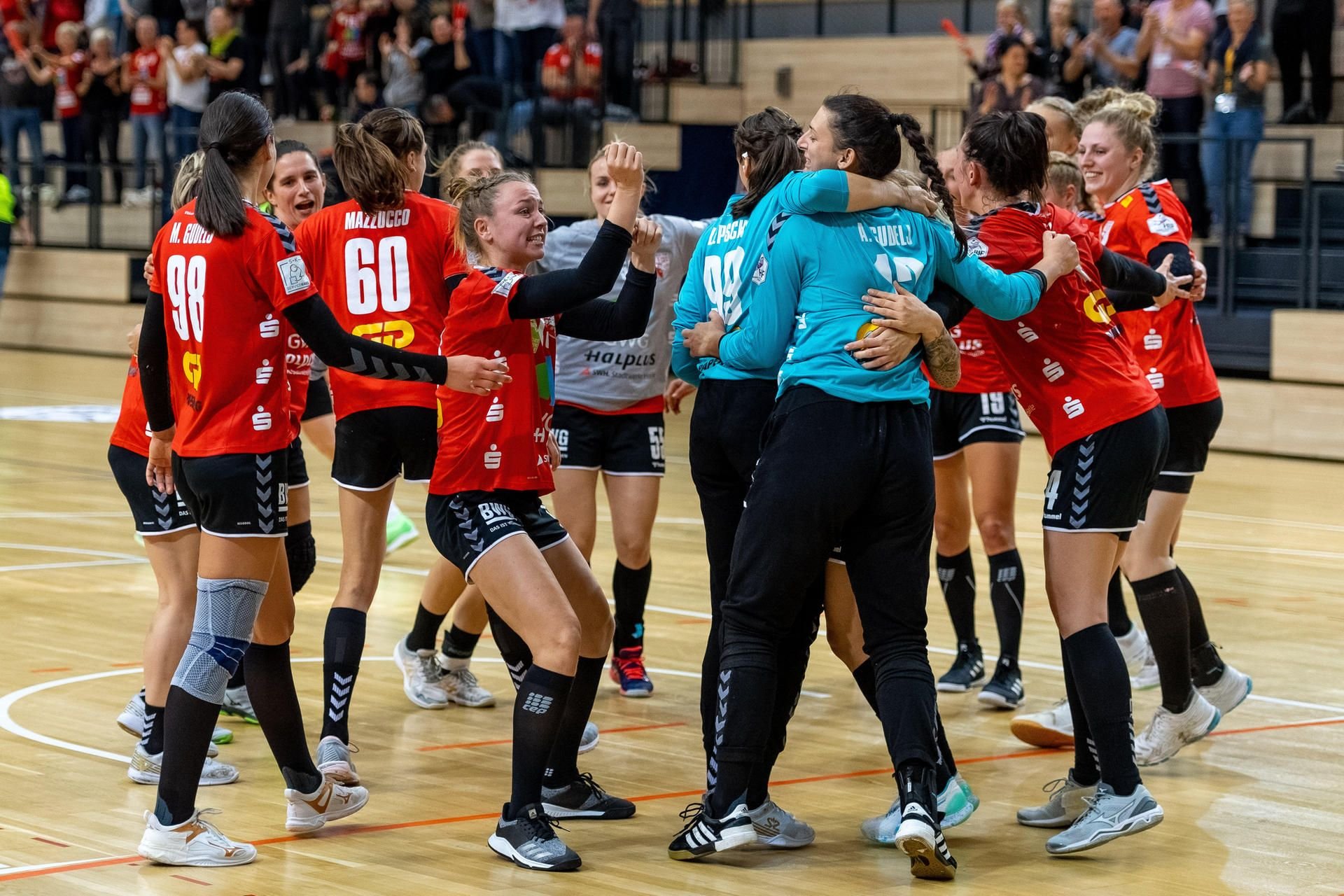 Jubeln die Handballerinnen vom SV Union Halle-Neustadt bald wieder vor Zuschauern in den Hallen?