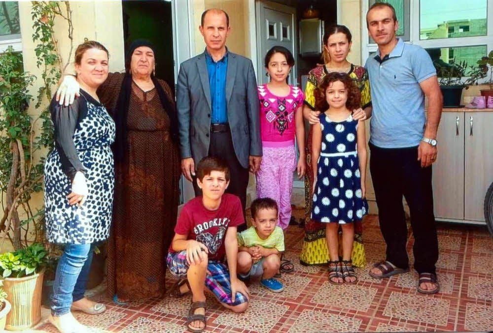 Fatima Hasan (2.v.l.) im Kreise ihrer Familie Zuhause im Irak. Der herzkranken Frau kann in ihrer Heimat nicht geholfen werden.