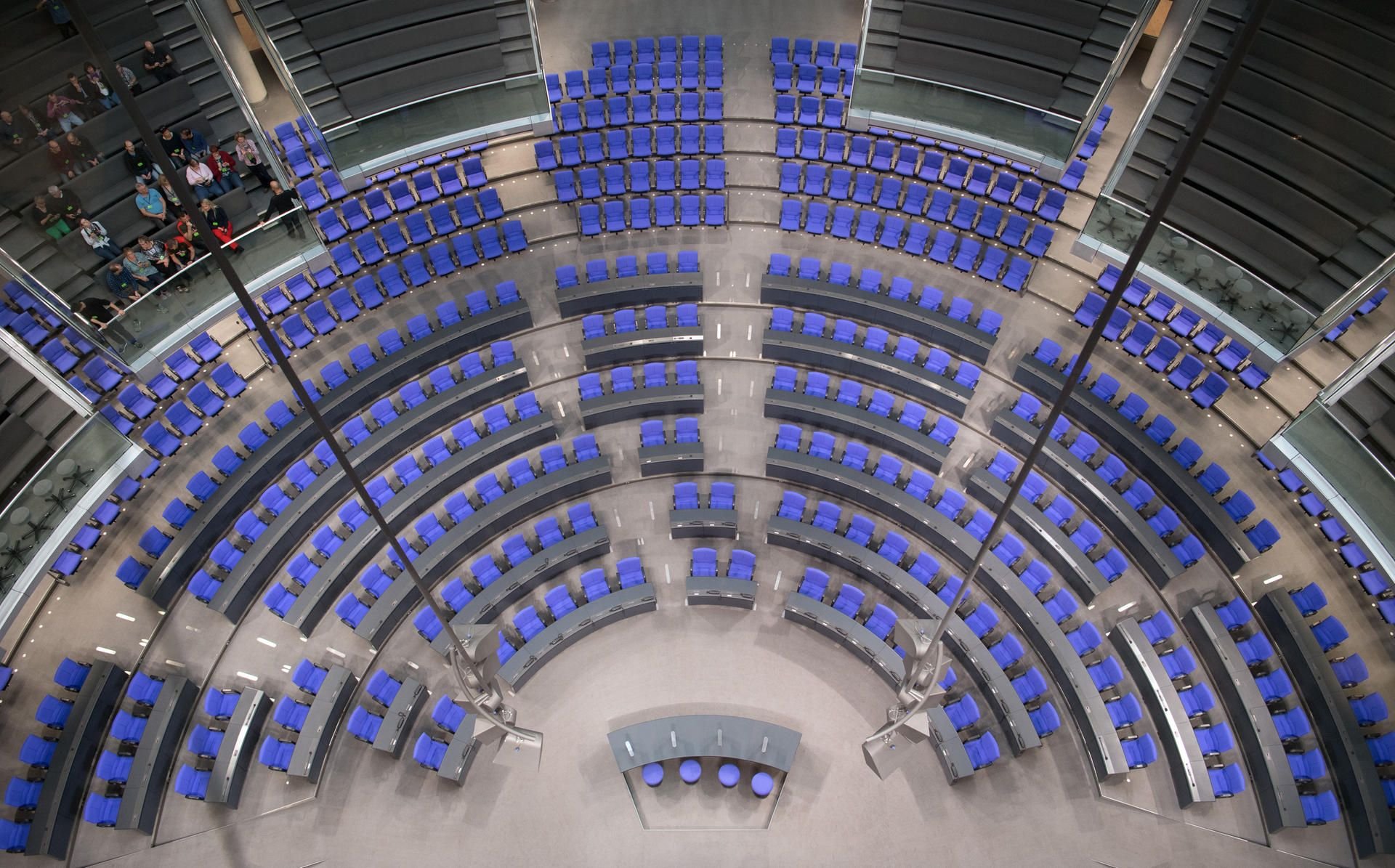 Der Plenarsaal im Reichstag in Berlin. Die Parteien streiten sich darum, wer wo sitzen soll.