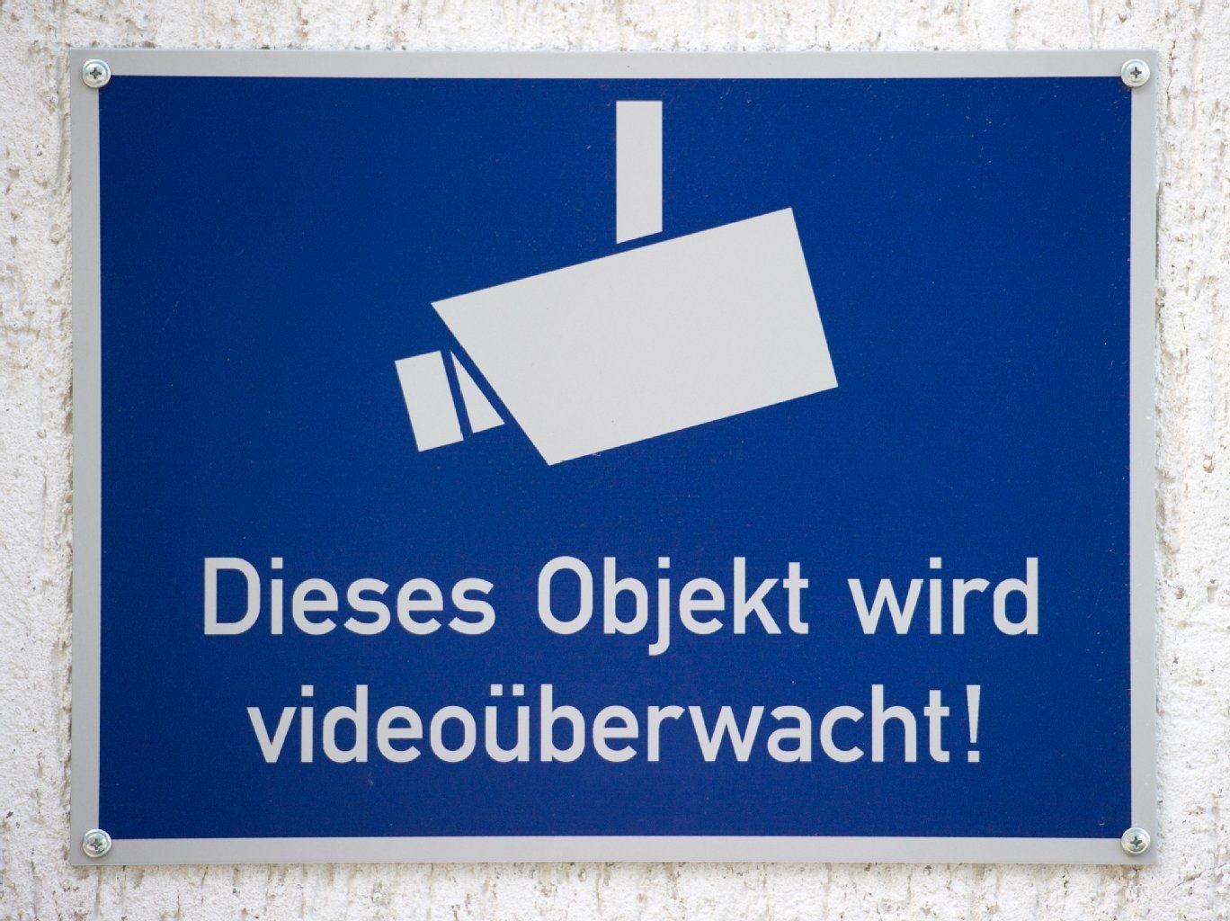 In Deutschland ist eine Überwachung von Mitarbeitern mithilfe von ID Badges oder Monitoring nicht möglich.