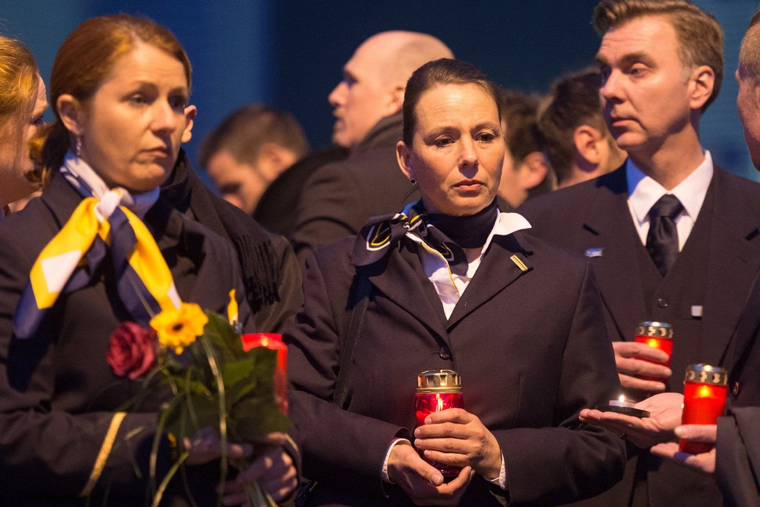 Vor der Kölner Firmenzentrale trauern Mitarbeiter von Germanwings um die Opfer.
