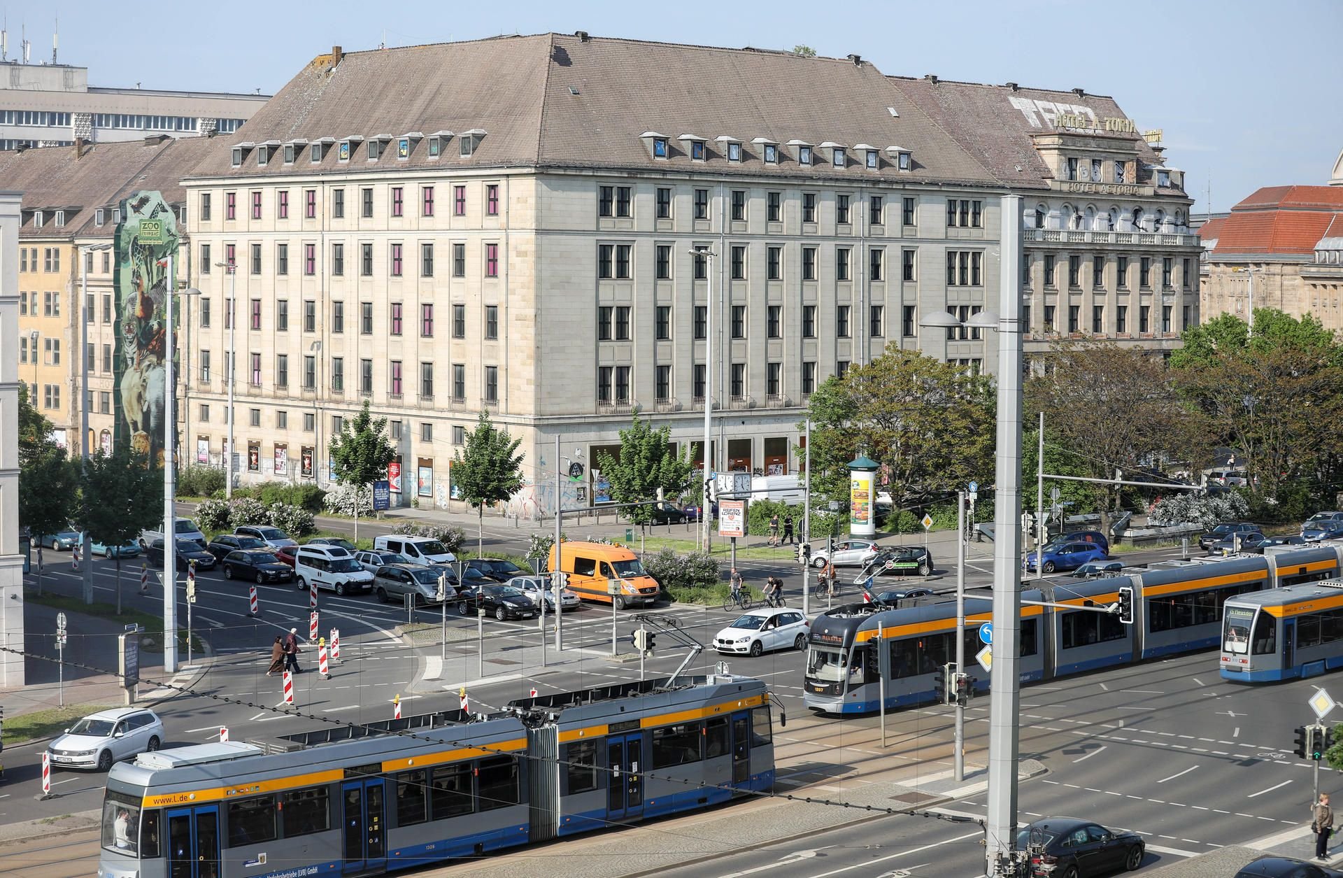 Leipzig: Das Hotel "Astoria" in der Innenstadt. Nach mehr als zwei Jahrzehnten Verfall zeichnet sich für das einstige Luxushotel eine Zukunft ab.