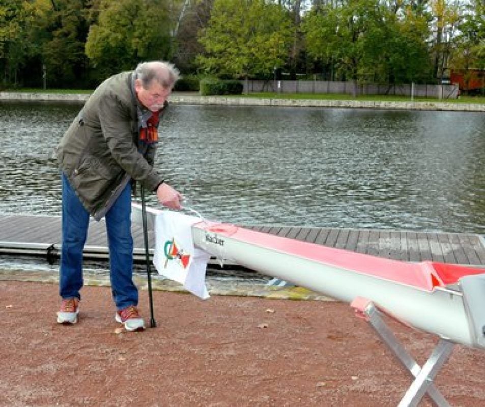 Der frühere Trainer Klaus Leube tauft das Boot auf den Namen „Racker“.