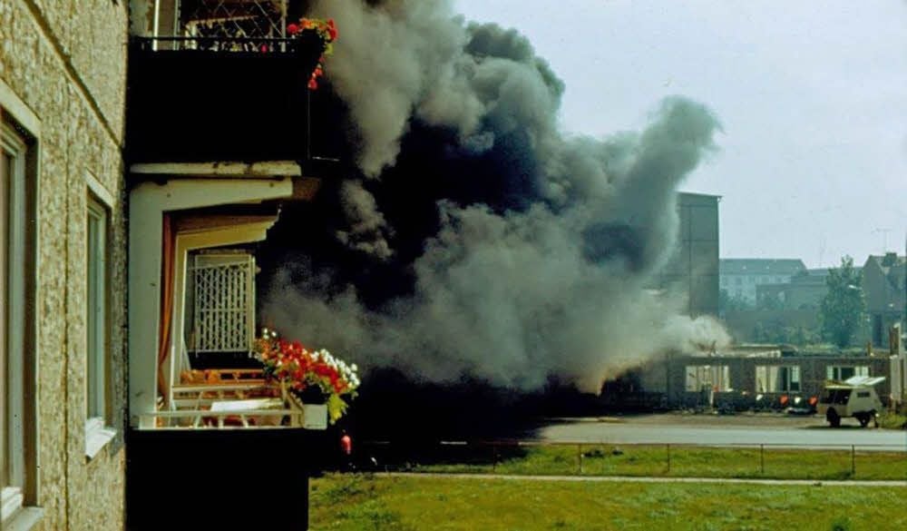Eine dicke Rauchwolke stieg am 8. September 1980 über dem Kosmonautenviertel in Aschersleben auf.