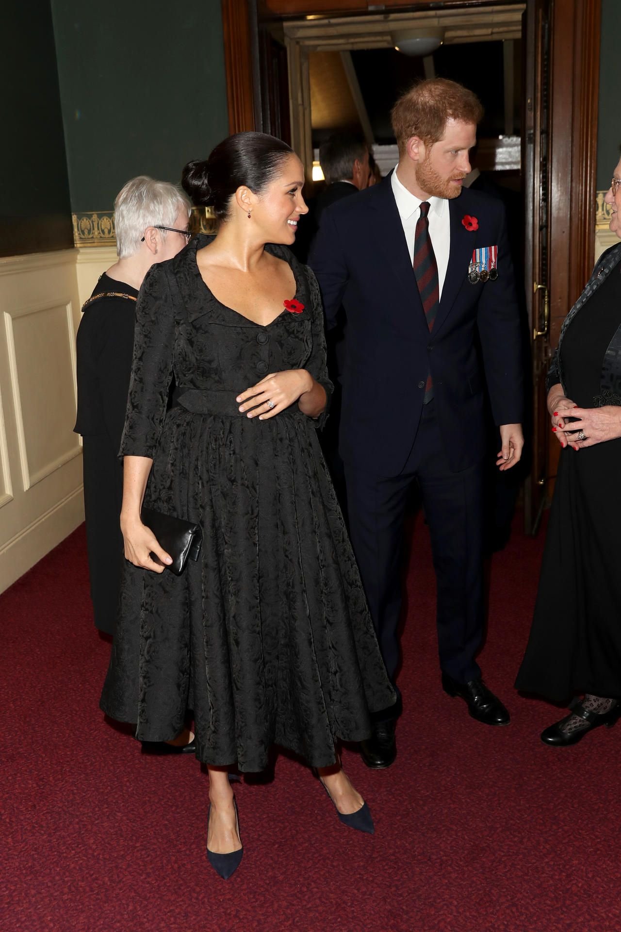 Beim „Festival of Remembrance“ legte Herzogin Meghan immer wieder ihre Hand auf ihren Bauch.
