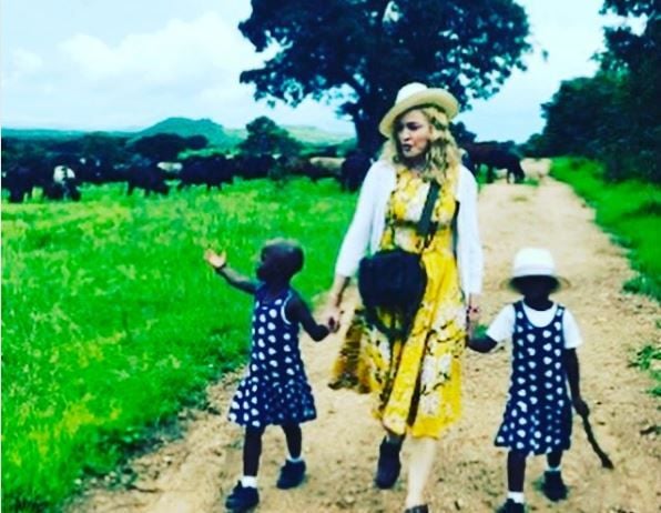 Madonna zeigt sich mit dem Zwillingspaar in Malawi