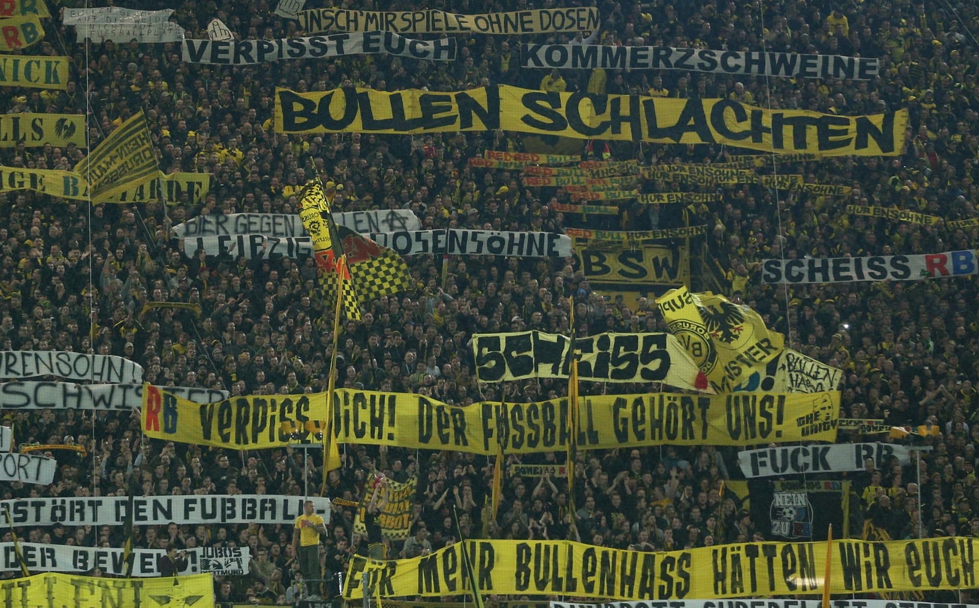 Dortmunder Fans entrollen vor Spielbeginn auf der Südtribüne Spruchbänder mit Hasstiraden gegen RB Leipzig.