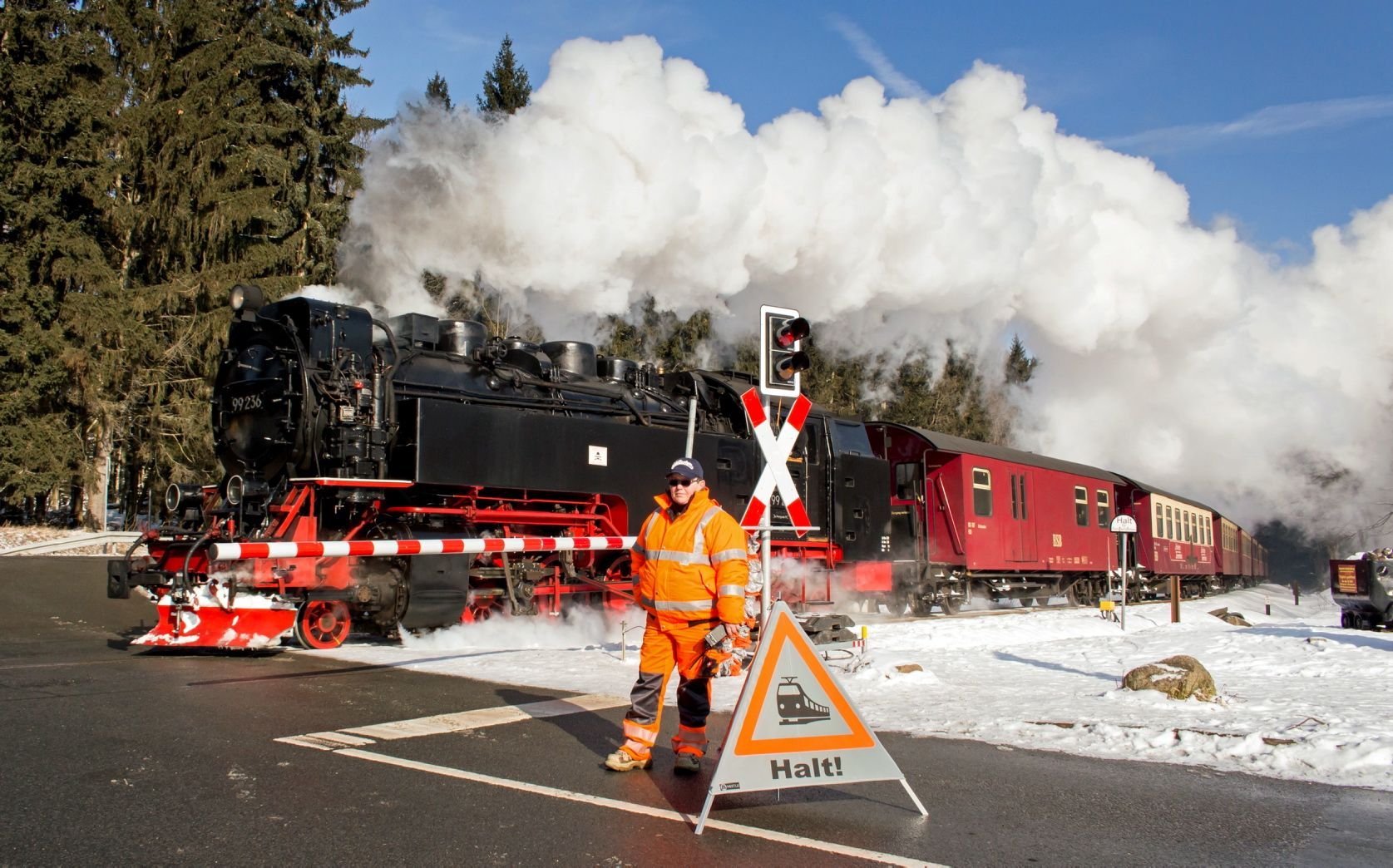 Ein Posten sichert den Bahnübergang in Drei Annen Hohne.