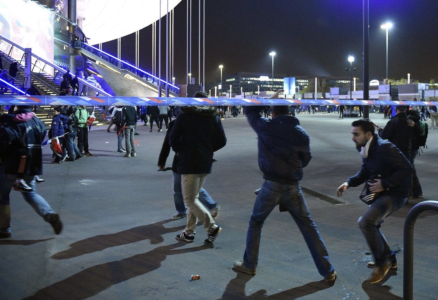 Fußball-Fans verlassen das Stade de France. Der Selbstmordattentäter flüchtete und sprengte sich dann in die Luft.