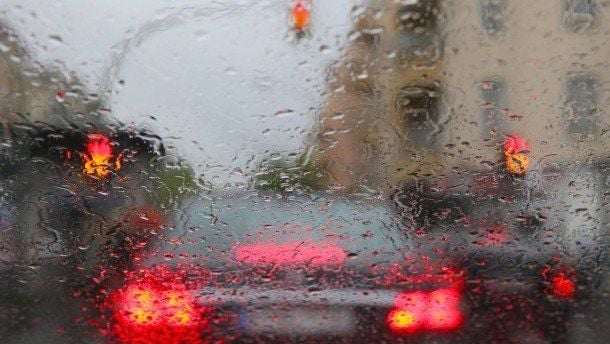 Die Feuchtigkeit dringt leicht ins Fahrzeuginnere. Autofahrer sollten daher ein paar Dinge beachten, um das Auto trocken zu halten.