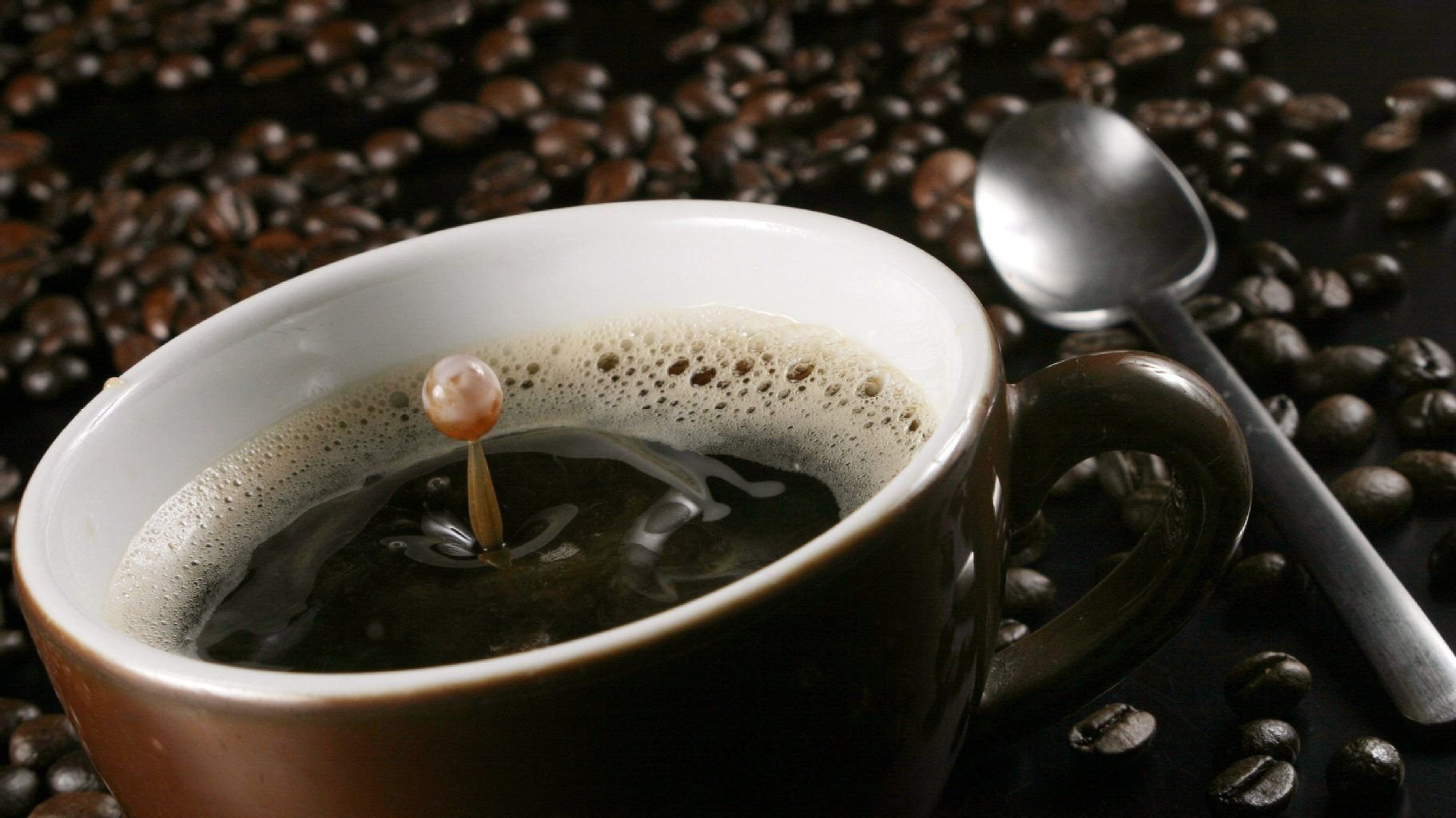 Fetter Schlankmacher? Ein Stück Butter und Kokosöl gehören in den „Bulletproof Coffee“.