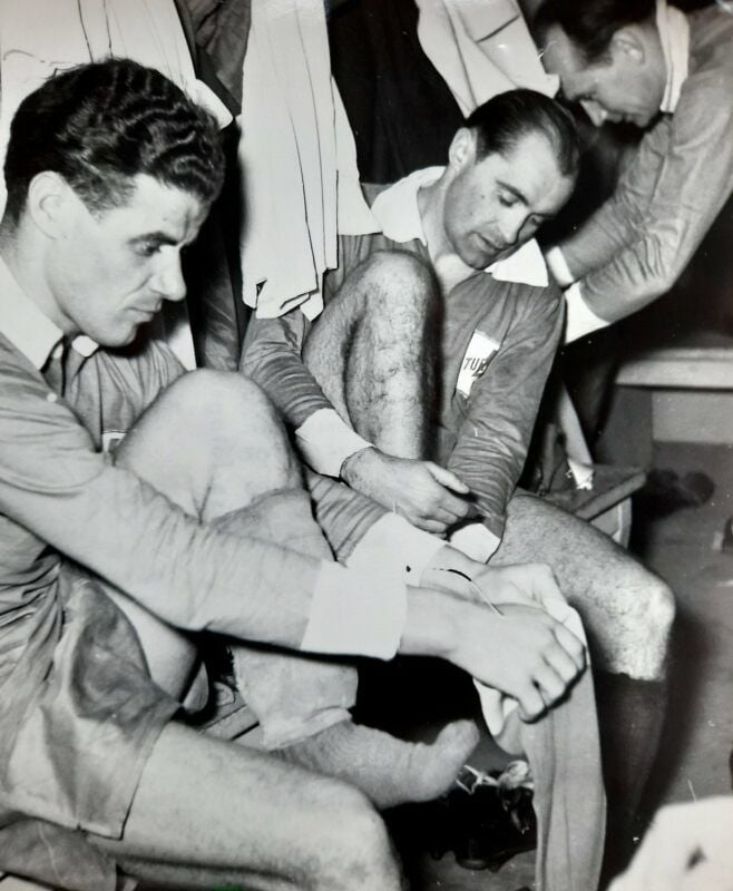Walter Schmidt (M.) als Spieler in der Turbine-Kabine - links Siegfried Schäller, rechts Otto Werkmeister.