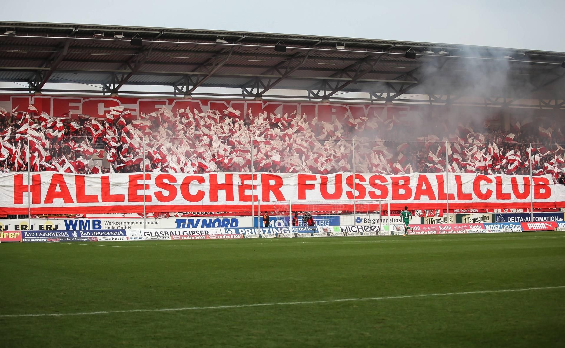 Die Fankurve des Halleschen FC im Erdgas Sportpark in Halle.