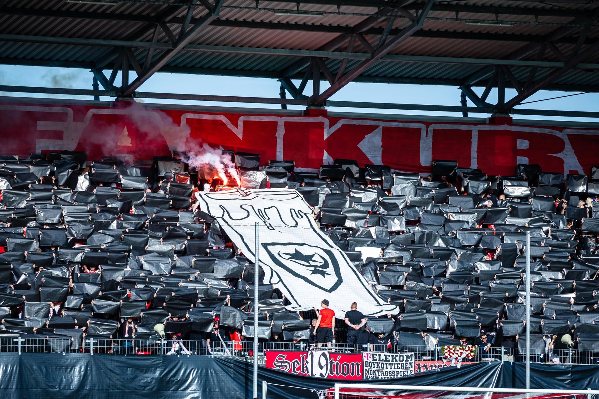 Pyrotechnik wird als Teil der Choreographie im HFC-Fanblock gezündet.