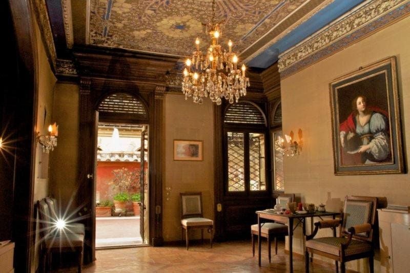 Das mit Holz und Stuck verzierte römische Apartment befindet sich im Originalzustand.