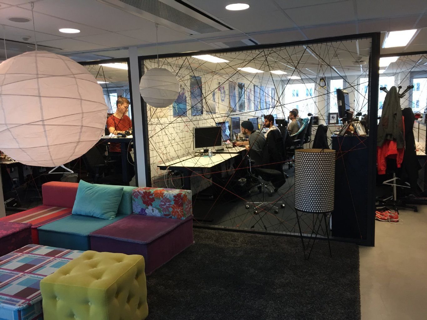 Bei Spotify in Stockholm wird in Teams gearbeitet. Anstelle von Trennwänden gibt es gespannte Schnüre, die das weltweite Netzwerk der Musik-Anwendung symbolisieren.