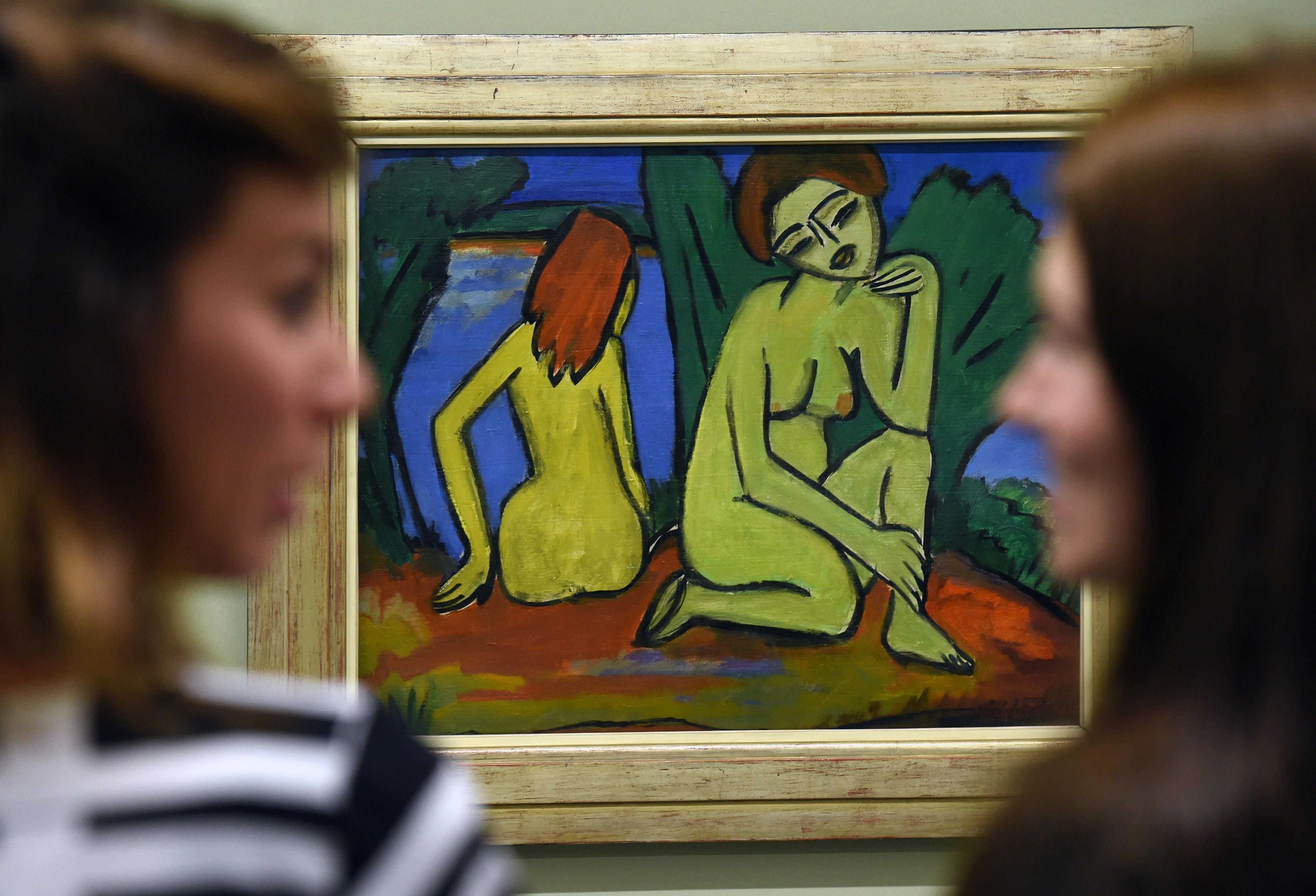 Zwei junge Frauen im Kunstmuseum Moritzburg in Halle/Saale während einer Vorbesichtigung das Gemälde "Zwei Mädchen am Wasser" (1910) von Erich Heckel. (Symbolbild)