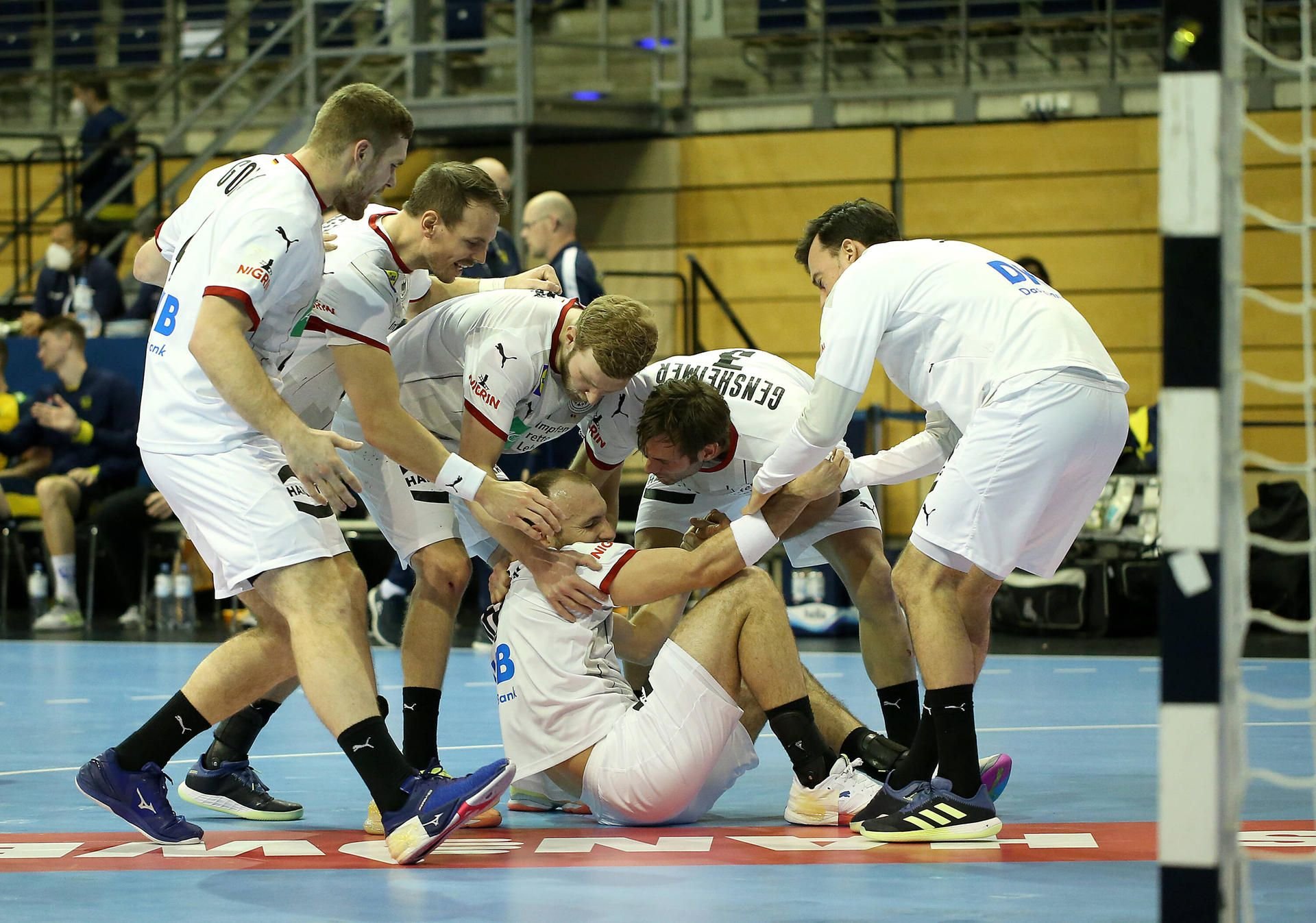 Deutschlands Handballer feiern Marcel Schiller nach dessen Ausgleichstreffer zum 25:25 gegen Schweden.