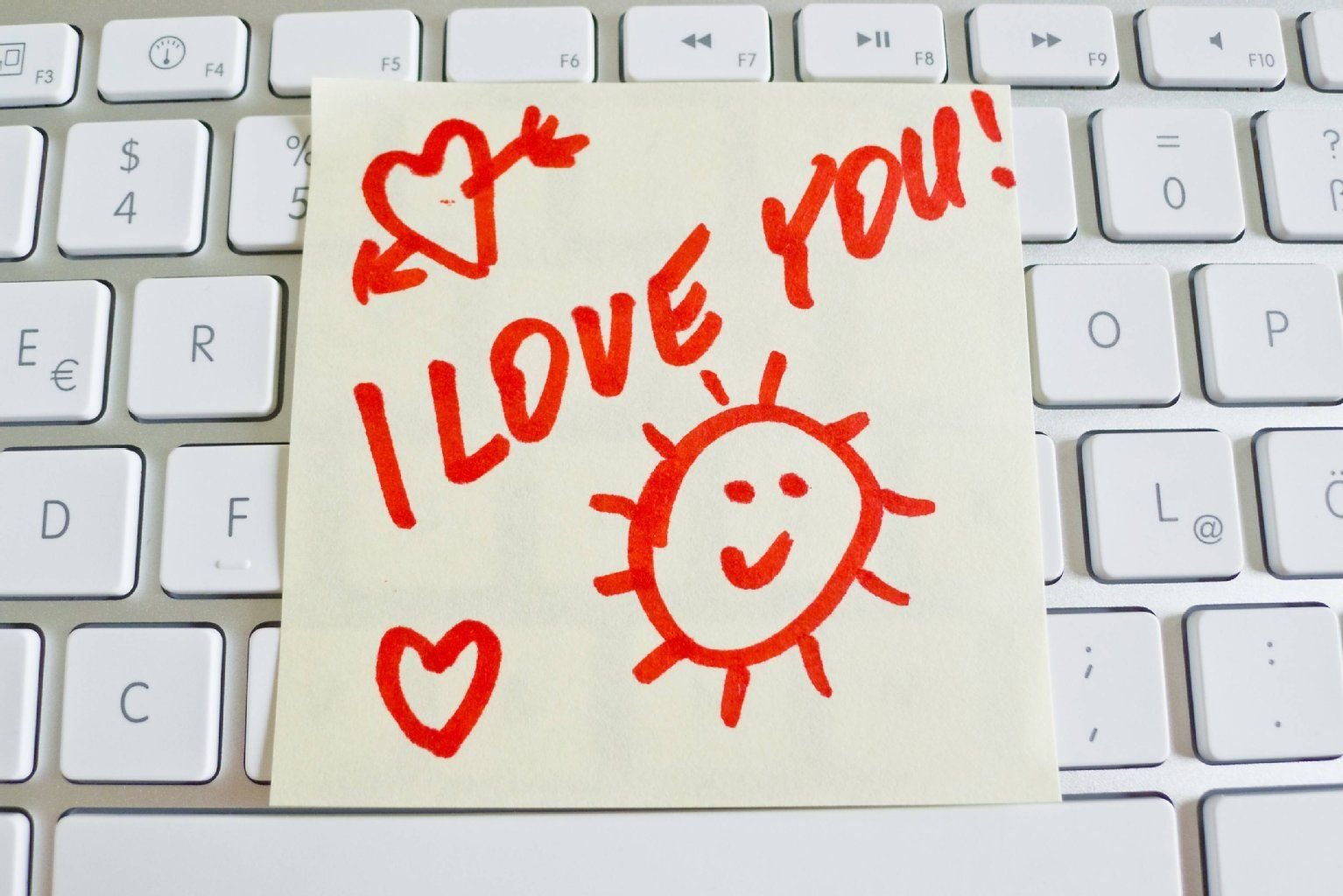 Liebe am Arbeitsplatz ist schön, aber oft auch kompliziert. Vor allem wenn der Chef zum festen Partner wird, führt das oft zu Getratsche und Eifersüchteleien im Büro.