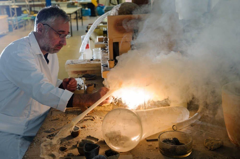 Christian-Heinrich Wunderlich, Chemiker und Leiter der Restaurierungswerkstatt am Landesmuseum, betätigt sich gern als Alchemist.
