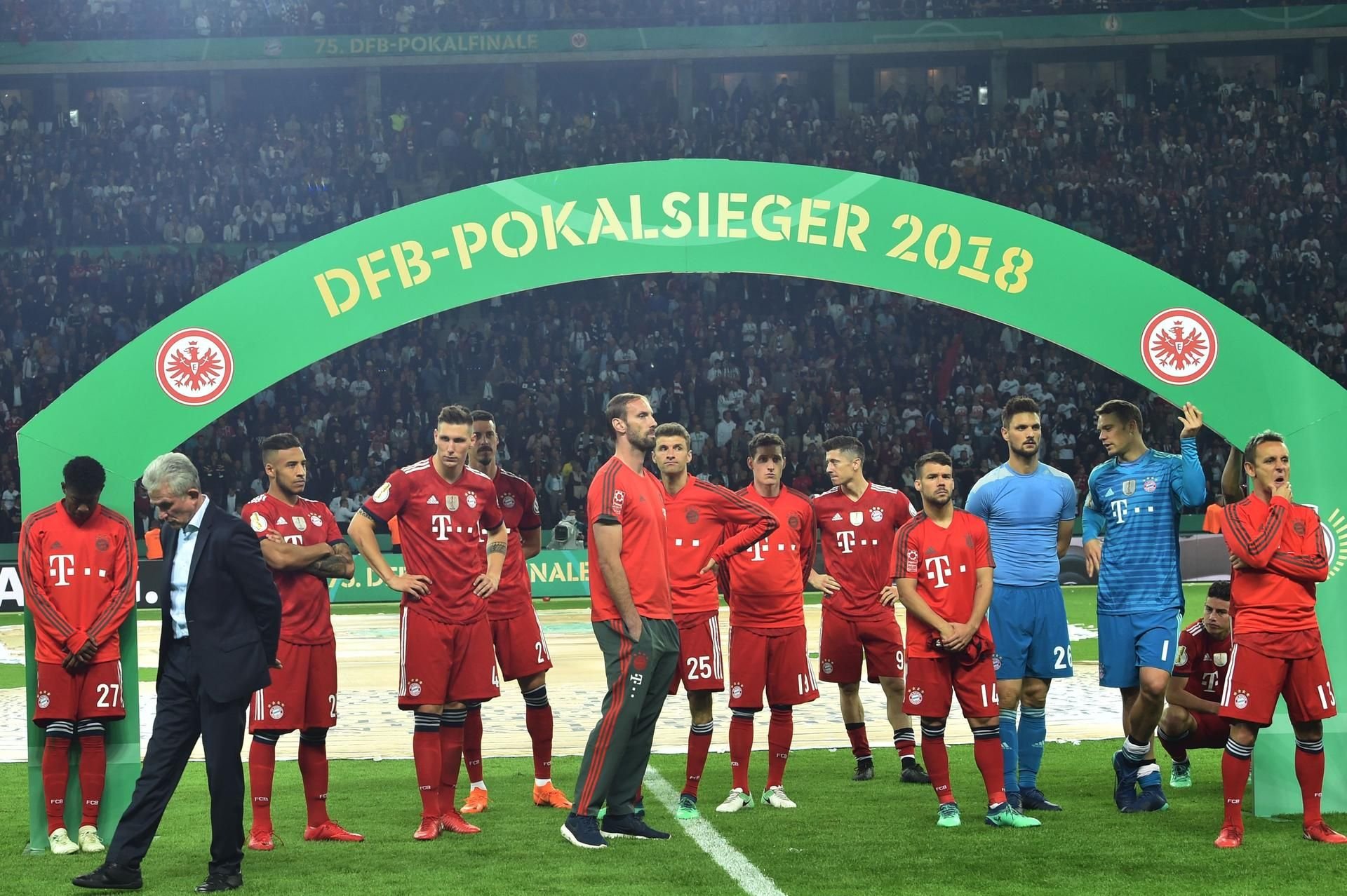 Enttäuschte Bayern nach dem verlorenen DFB-Pokal-Finale in Berlin.