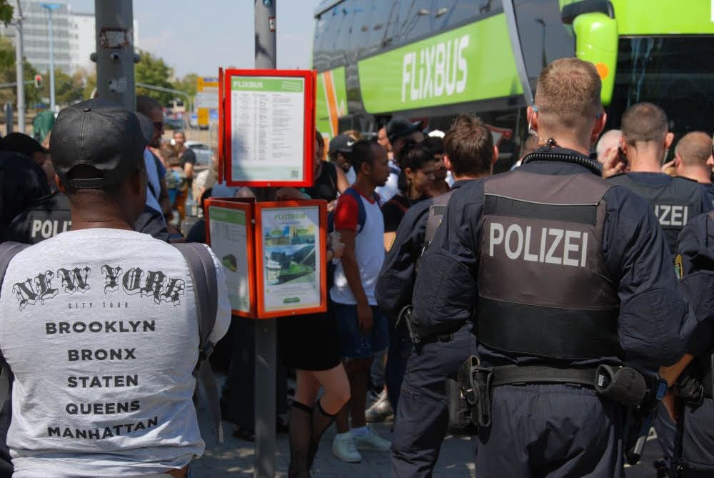 Am Busbahnhof hat die Polizei unter anderem einen Bus aus Frankfurt kontrolliert.
