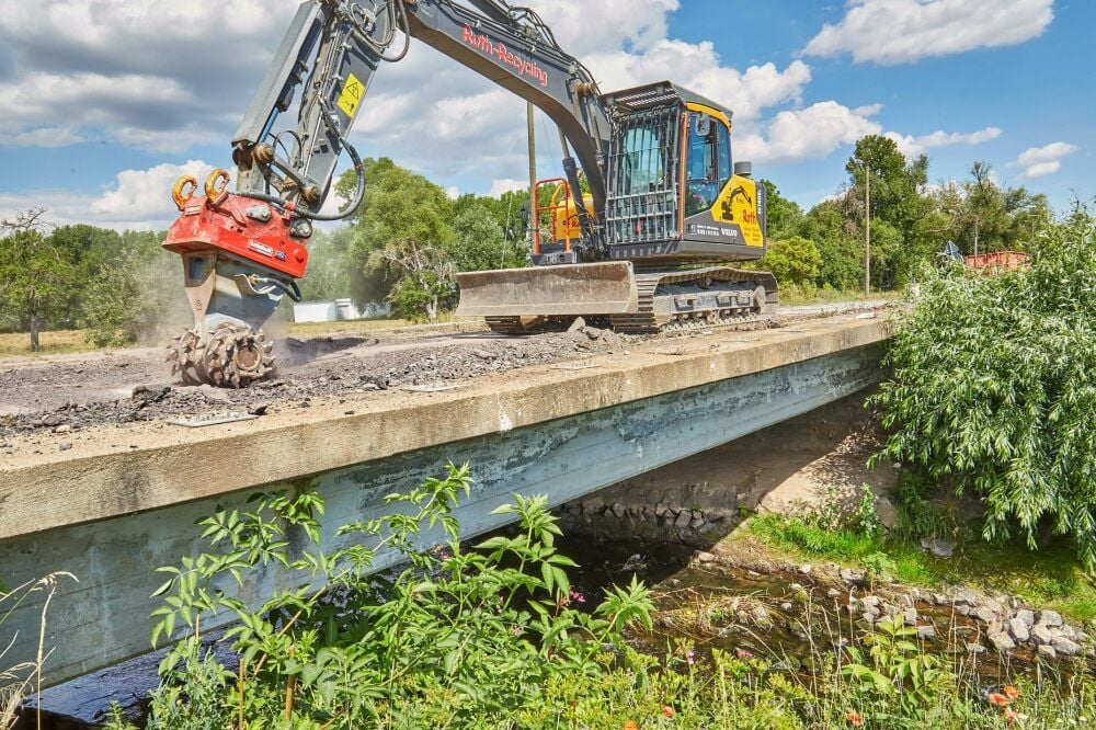 Der Bagger hat mit dem Abriss der mehr als 50 Jahre alten Brücke über der Wipper bei Cölbigk begonnen.
