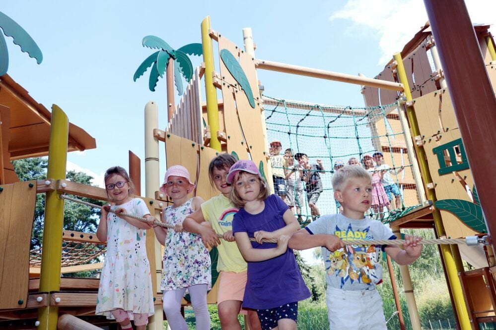 Der neue Dschungelspielplatz lockte viele Kinder in den Bernburger Tiergarten.