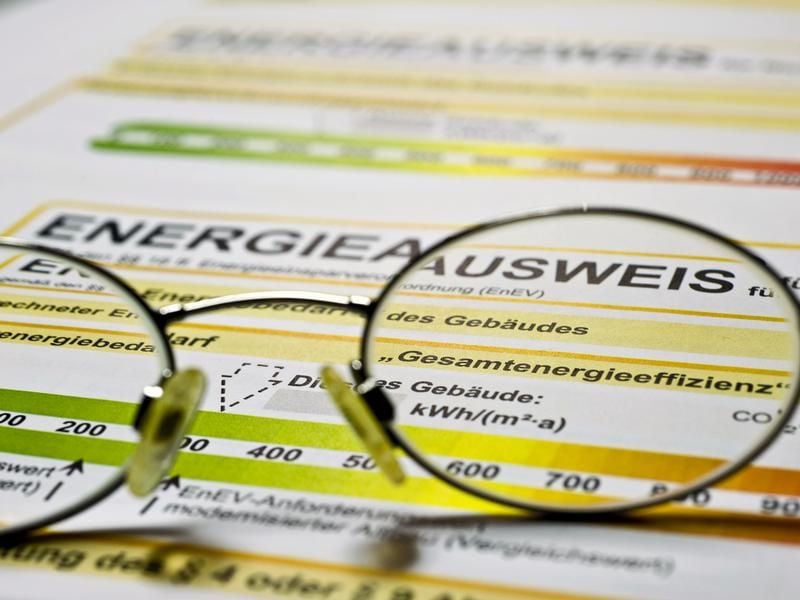 Vom 1. Mai an müssen Eckwerte aus dem Energieausweis eines Gebäudes in Immobilienanzeigen angegeben werden.