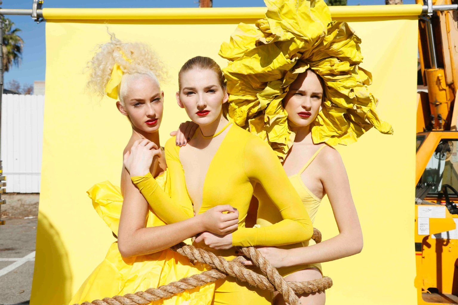 Chiara, Lena und Laura D. (v.l.) stehen beim Gruppenshooting vor der Kamera.