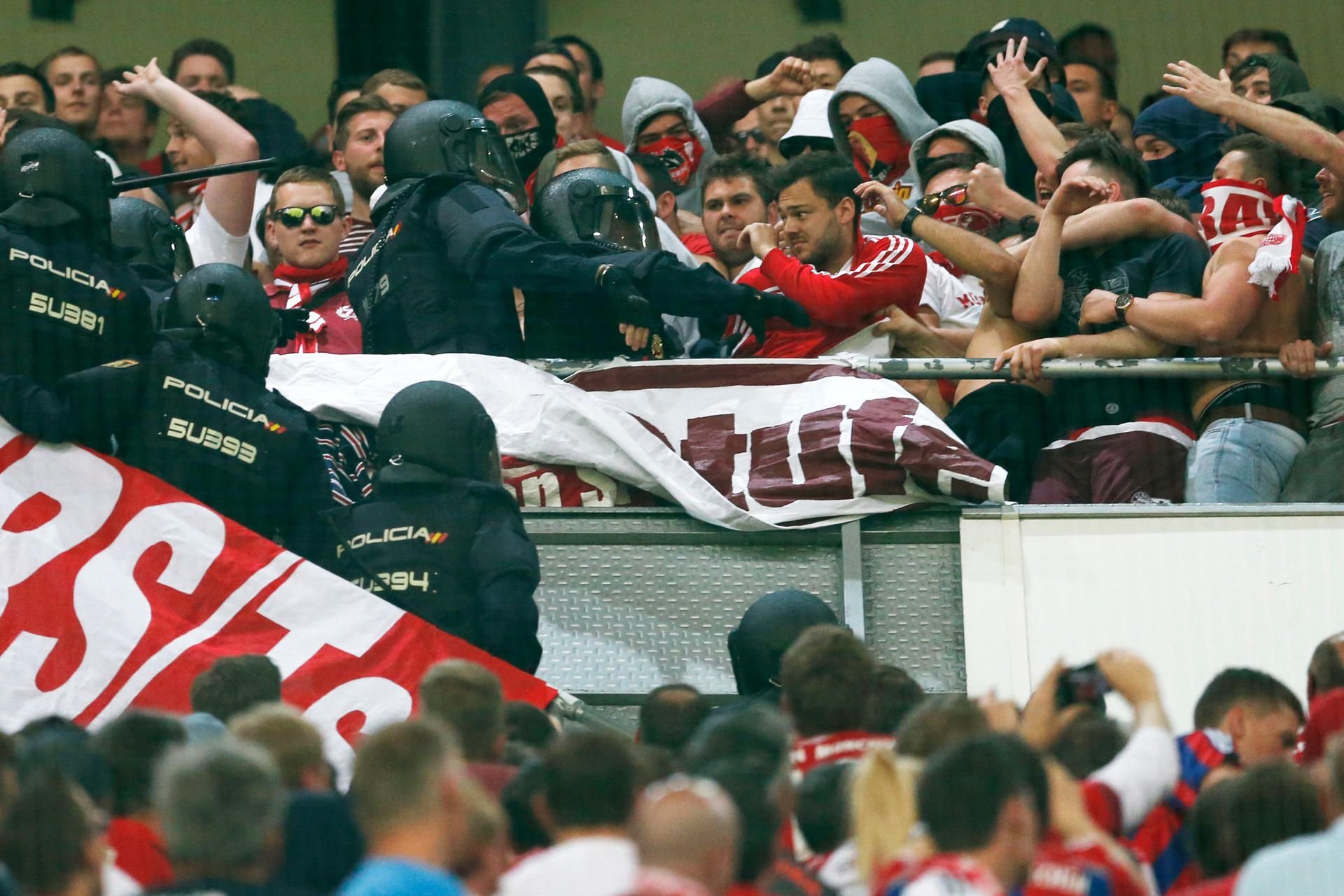 Während der Halbzeitpause stürmte die spanische Polizei den Block der Bayern-Fans im Santiago Bernabeu Stadion.
