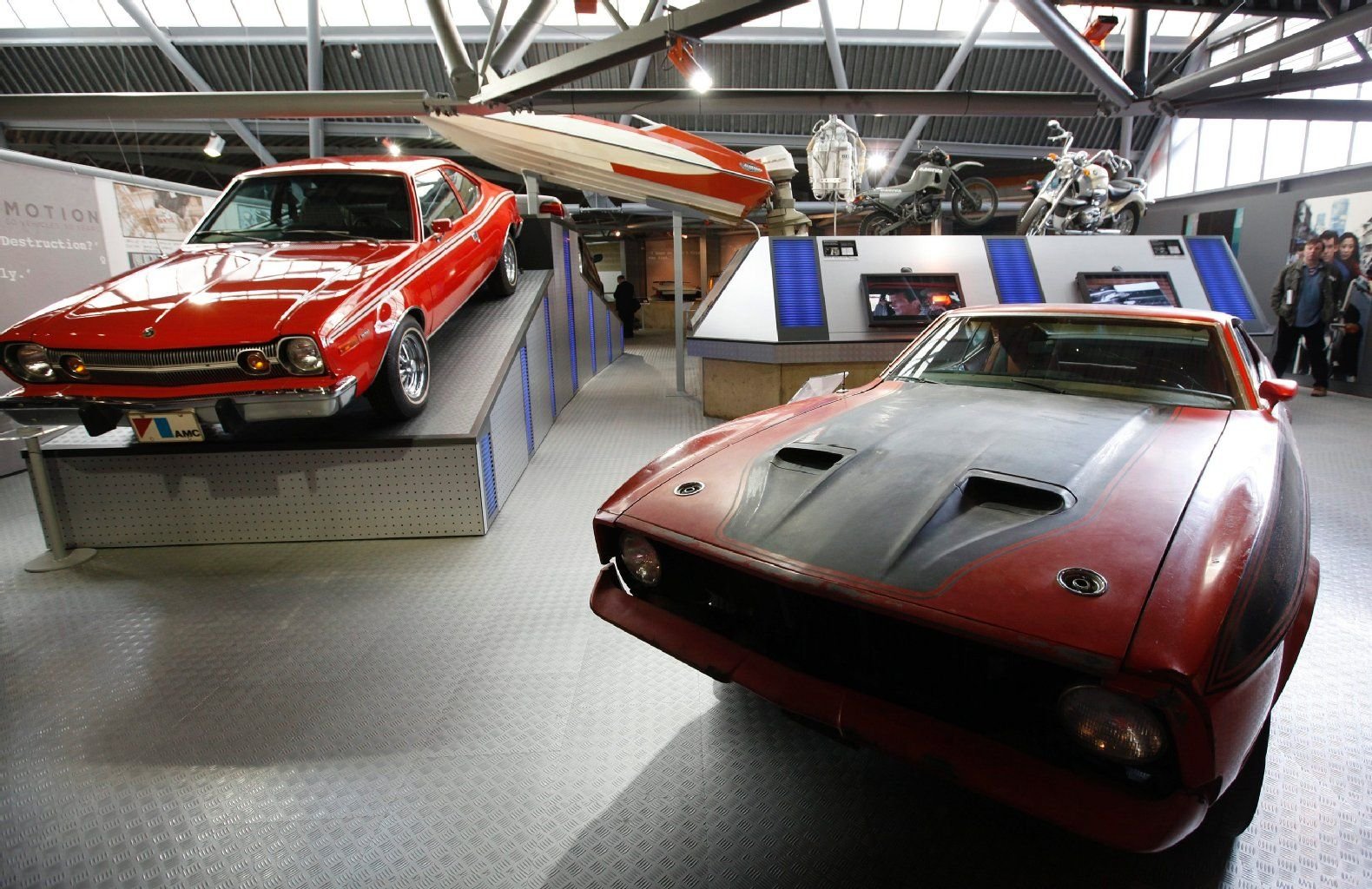 Der AMC Hornet (links) ist das Auto, mit dem James Bond den legendären Sprung über eine abgebrochene Brücke wagte in „Der Mann mit dem goldenen Colt“. Der Mustang Mach 1 (rechts) ist das Auto von Bond-Girl Tiffany Case (Jill St. John) aus „Diamantenfieber“.