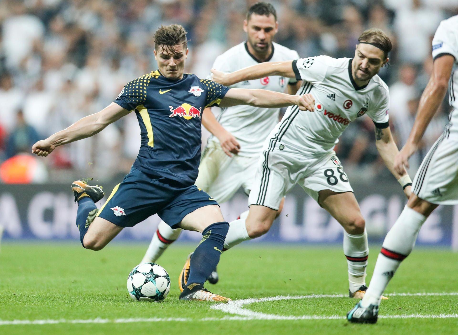 Marcel Sabitzer (l.) im Hinspiel bei Besiktas Istanbul.